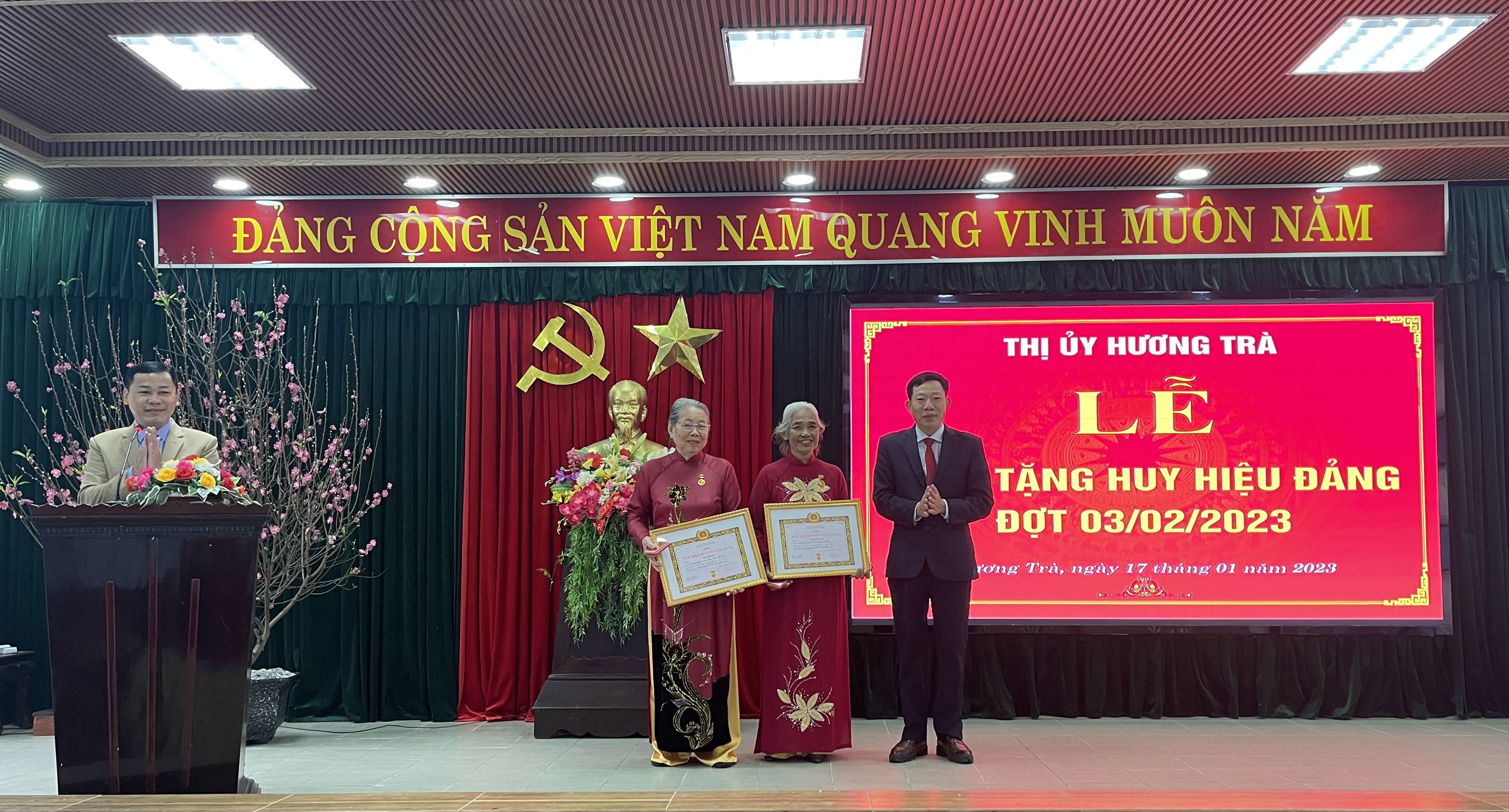 Lễ trao tặng Huy hiệu Đảng đợt 03/02/2023 của Đảng bộ thị xã Hương Trà